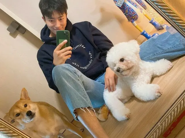 俳優ユン・ヒョンミン、愛犬と一緒に余裕ある日常