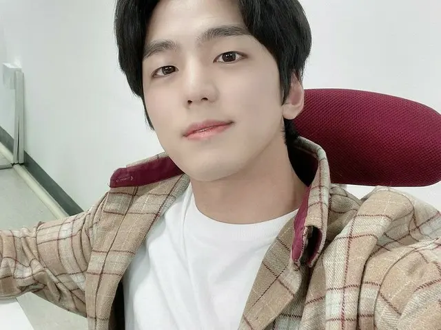 俳優キム・ミンギュ、チェックのシャツの彼氏ビジュアルで近況公開!