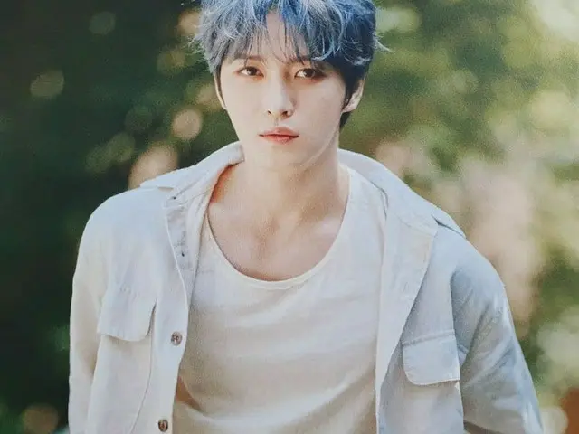 キム・ジェジュン、お休みのあいさつにはもったいないビジュアル     歌手キム・ジェジュンがまぶしいほどのビジュアルを公開した。  ジェジュンは25日、自身のInstagramに「#goodnight🌙#おやすみ」という文と写真を掲載した。  写真には、白いTシャツに白いシャツを羽織ったジェジュンの姿が写っている。日差しを受けて美しく光る明るいブルーのヘアとまぶしいほどに輝くジェジュンの姿は見る