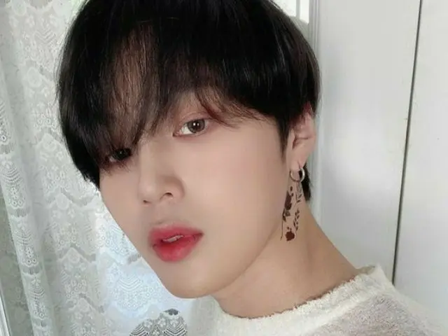 「WANNA-ONE」出身ハ・ソンウン、左手のタトゥーを公開…アルファベットの意味に関心集中