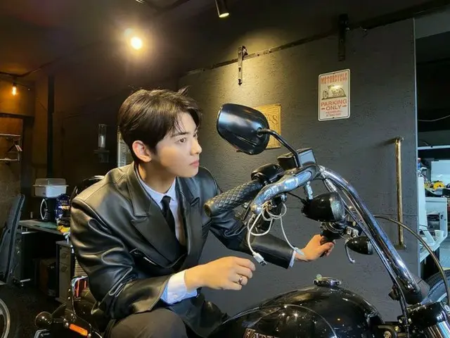 「ASTRO」チャ・ウヌ、バイクにまたがりカリスマ爆発!!