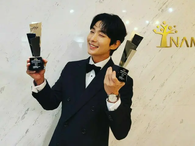 俳優イ・ジュンギ、トロフィー持ってうれしそうな姿…素敵なウインクはおまけ♥