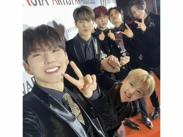 「MONSTA X」、“愛するMONBEBE”…「2020 AAA」受賞の認証ショット公開