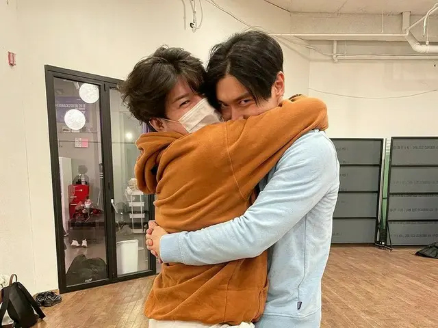 「SUPER JUNIOR」シウォン、シンドンを抱っこして友情誇る…“うちの兄さんずいぶん痩せたね”