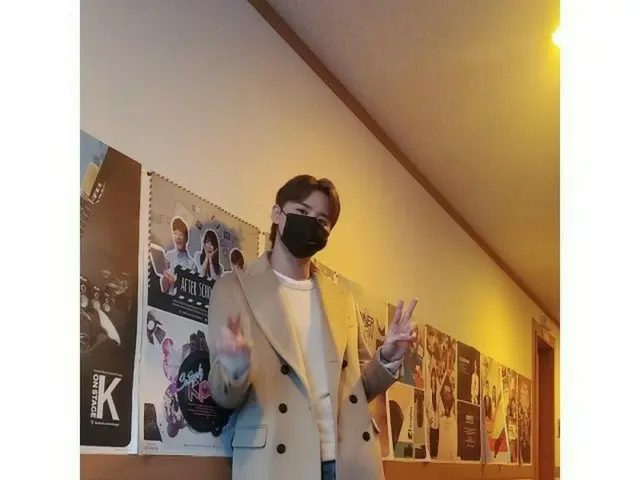 キム・ジュンス、ダンディな魅力…ロングコートがよく似合う