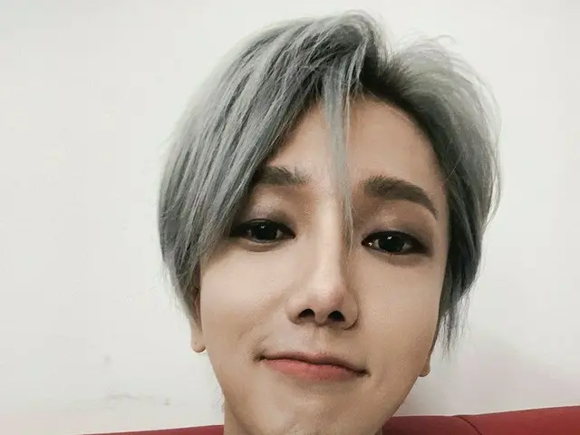 「SUPER JUNIOR」イェソン、シャープなフェイスラインにグレーへア、スモーキーメイクで夢幻的ビジュアル