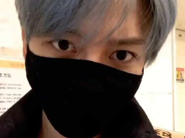 キム・ジェジュン、明るいヘアカラーと黒い瞳が視線をとらえる…”2020年がもう終わろうとしていますね”（動画あり）
