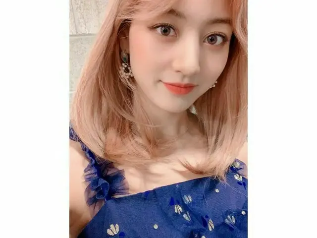 「TWICE」ジヒョ、アップグレードされたセクシーさ…華麗な衣装、ヘアカラーもよく似合う