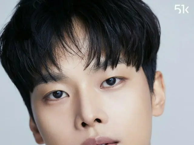 チャ・ハギョン（VIXXエン）、まっすぐな視線にドキリ…撮影ビハインドカット公開