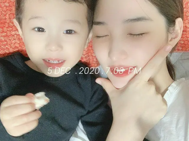 「FTISLAND」チェ・ミンファン♥ユルヒの息子ジェユルくん、ママとチューしてイチャイチャ