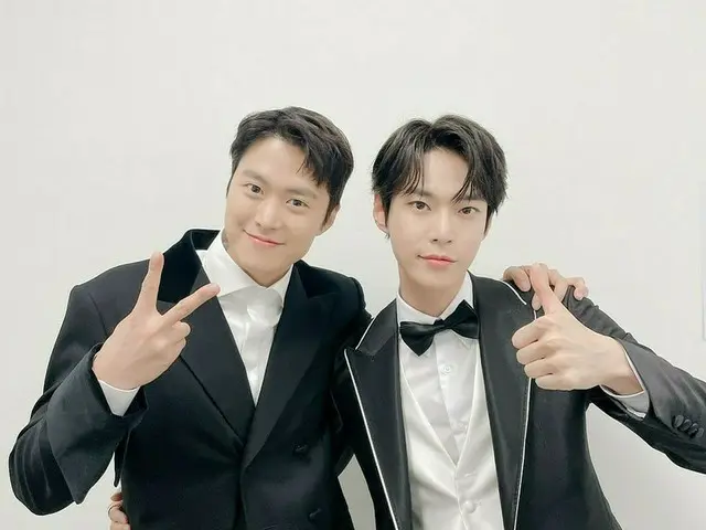 俳優コンミョン、「2020 MAMA」で会ったリアル兄弟の仲良しツーショットを公開…“おめでとう僕の弟”