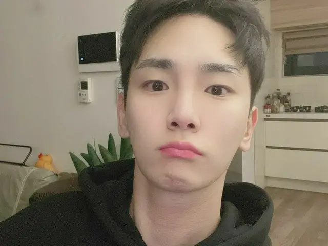 「SHINee」Key（キー）、かわいいアヒル口でおうち時間セルフィー