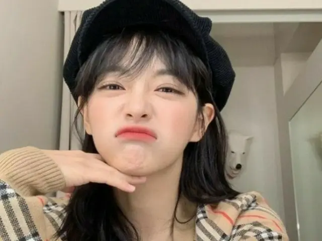 「gugudan」キム・セジョン、チェックがお似合いな女の子…お茶目な表情のセルカ公開