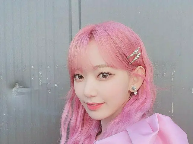 「IZ*ONE」宮脇咲良、ピンクヘアで桜の花の妖精のようなビジュアル