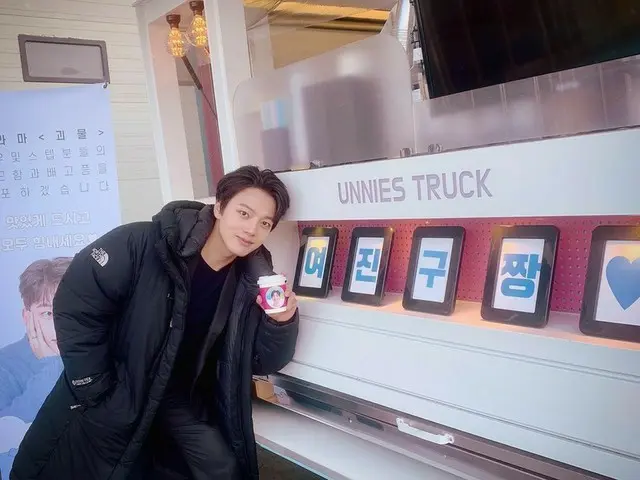 俳優ヨ・ジング、カフェカーのプレゼントを受けてうれしそうにニッコリ