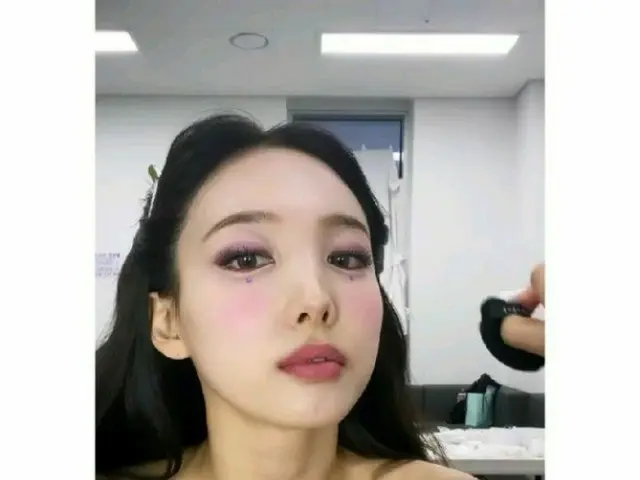 「TWICE」ナヨン、黒いネットにスモーキーメイクで蠱惑的な美貌爆発