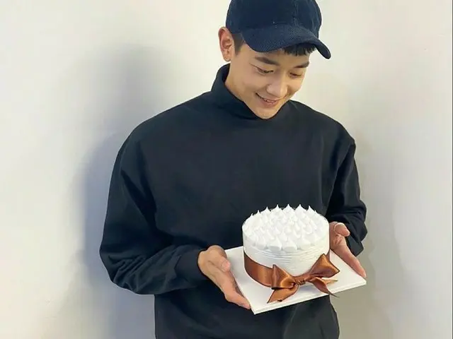 「SHINee」ミンホ、開設したばかりのインスタでバースデーケーキを持った写真を公開!!