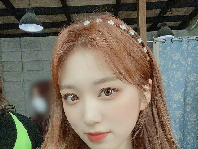 「IZ*ONE」矢吹奈子、明るいヘアカラーもよく似合う妖精ビジュアル