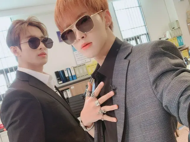 「SEVENTEEN」DK（ドギョム）＆ホシ、指輪だらけの手を自慢…華麗なビジュアルが視線強奪