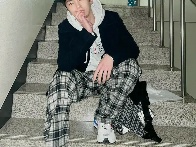「SHINee」Key（キー）、SMの階段でカシャッ…“忙しい忙しい現代社会”