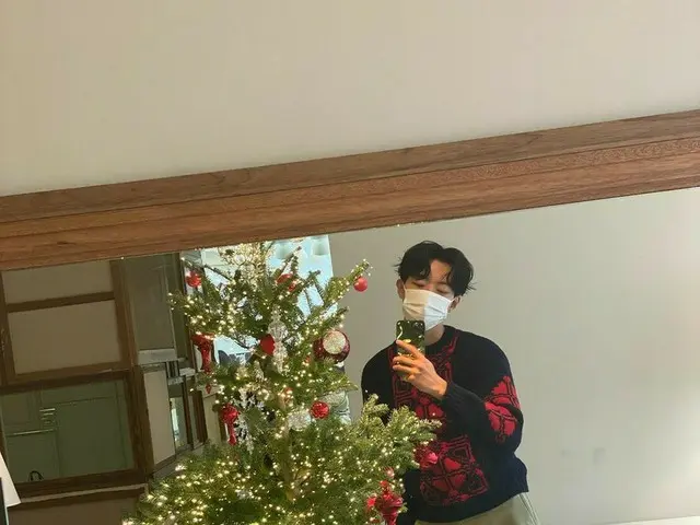 「CNBLUE」イ・ジョンシン、クリスマスツリーにときめく心♥