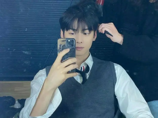 「ASTRO」チャ・ウヌ、袖のボタンをはずしてネクタイを緩めたラフな姿が男らしい
