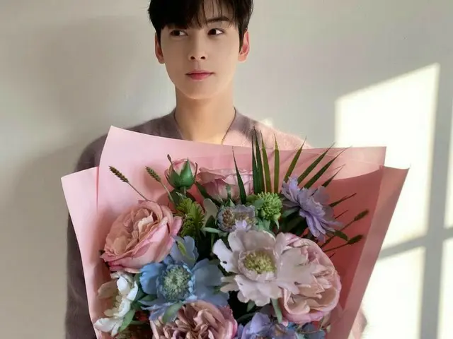 花よりチャ・ウヌ（ASTRO）、花束にも勝ってしまう“マンチンナム”ビジュアル