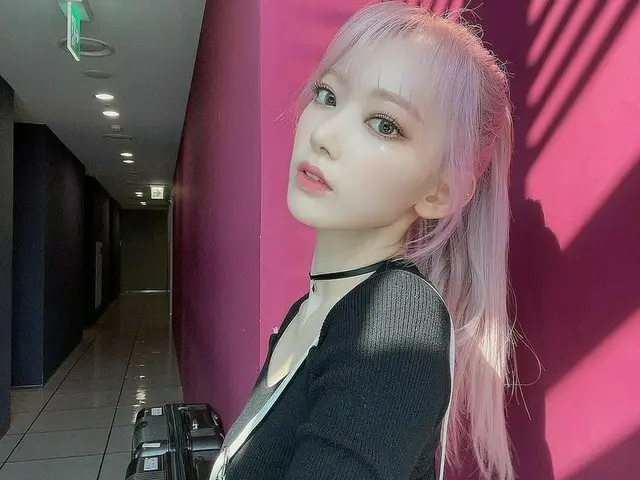 「IZ*ONE」宮脇咲良、ピンクヘアで美貌爆発…ポニーテールでもおろしても