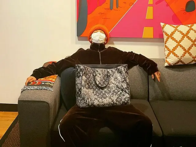 「WINNER」MINO、大きなハイブランドバックを持ってヒップにポーズ
