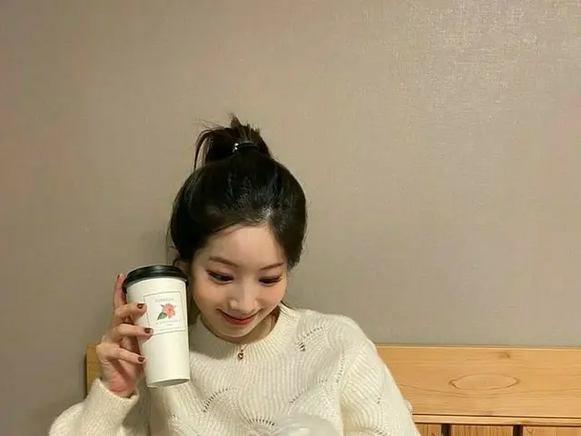 「TWICE」ダヒョン、愛犬アリとラブラブなひととき…“かわいい笑顔”
