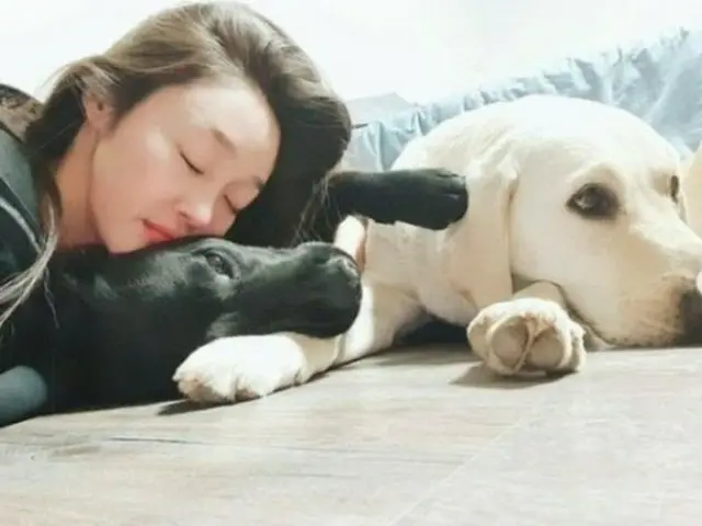 女優チェ・ヨジン、すっぴんのままの自然体な日常公開…愛犬とイチャイチャ。