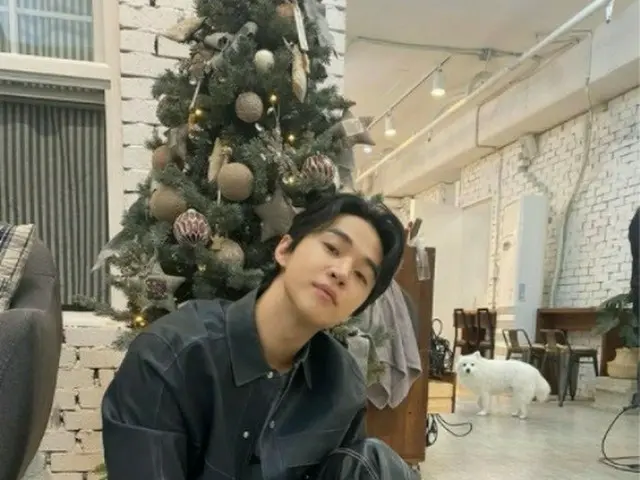 歌手ヘンリー、クリスマスを前にツリーの前でポーズ…犬にも負けないビジュアル。