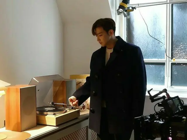 「2PM」JUN.K、ダンディーな雰囲気でLP鑑賞?!…ウヨンに“僕のは作動しないから君ので”