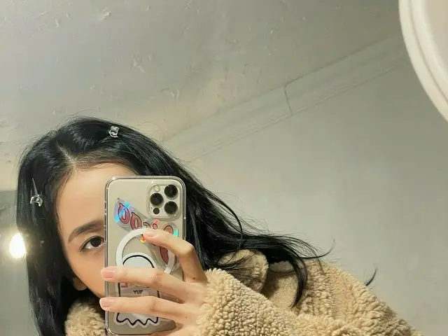 「BLACKPINK」ジス、スマホで隠れてしまうほど小顔…“モコモコ”
