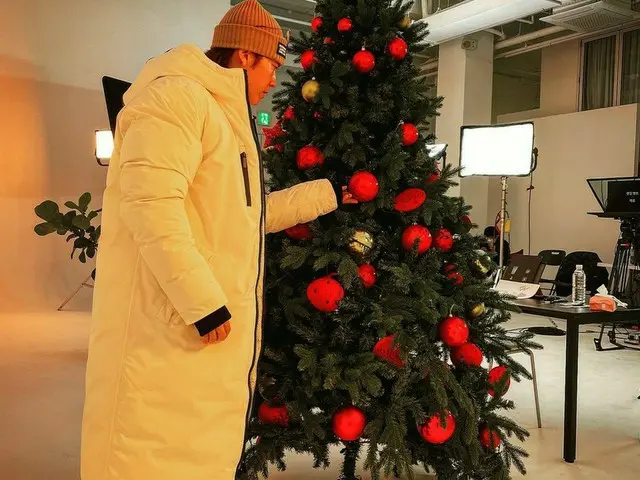 「SUPER JUNIOR」ドンヘ、クリスマスツリーとイケメン♥