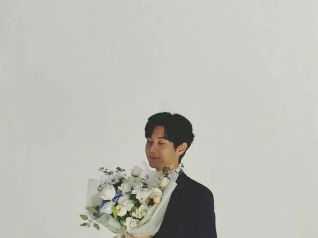 俳優チェ・ウシク、花束抱いて甘い男の魅力大放出…「胸キュン注意報」