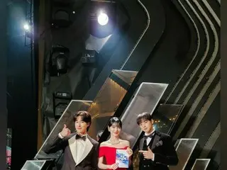 「東方神起」ユンホ、華やかな装い以上に光をビジュアル…一緒にMCを担当したチャ・ウヌ（ASTRO）とシン・イェウンと共に