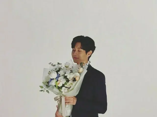 俳優チェ・ウシク、花を持った男…かわいい横顔