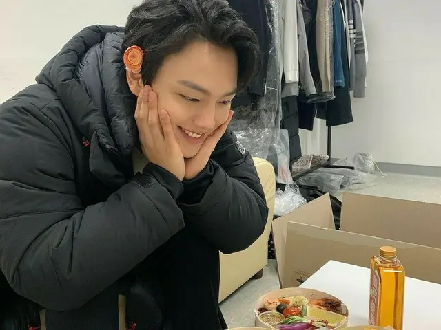 俳優ヨ・ジング、中国ファンからの差し入れに耳に花をさしてうれしそうな笑顔