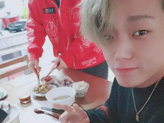 「iKON」BOBBY、お母さんの料理に喜びのピース“誕生日にはおうちご飯でしょう”