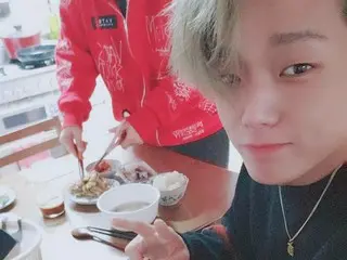 「iKON」BOBBY、お母さんの料理に喜びのピース“誕生日にはおうちご飯でしょう”