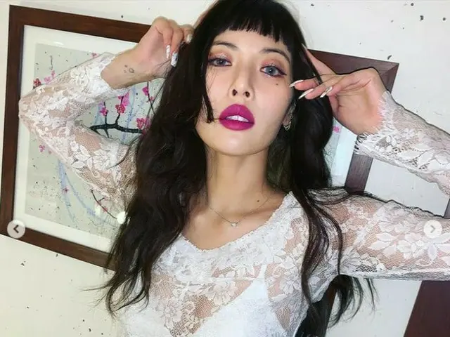 ヒョナ、痩せすぎなんじゃない？…破格的な衣装から出た腹筋！細い腰に驚きの声。