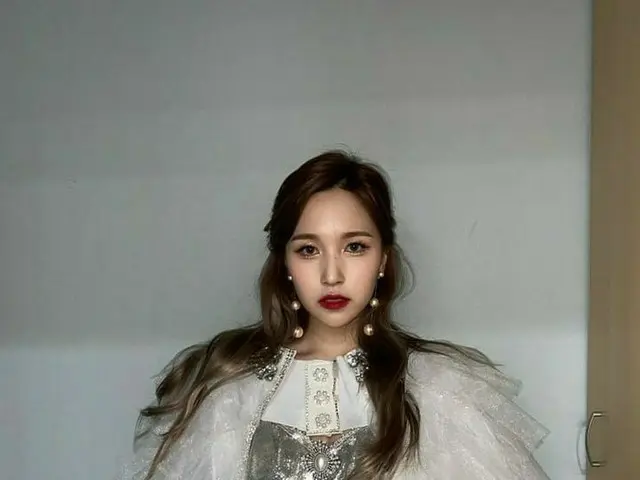 「TWICE」ミナ、まるで“雪の女王様”のよう…強烈なレッドリップ