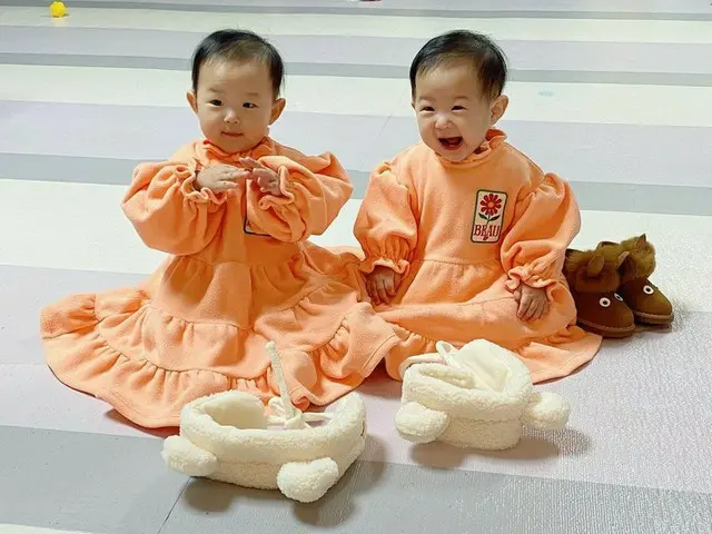「FTISLAND」チェ・ミンファン♥ユルヒ夫妻の双子の娘たち、新しい服と帽子でほっこっり笑顔