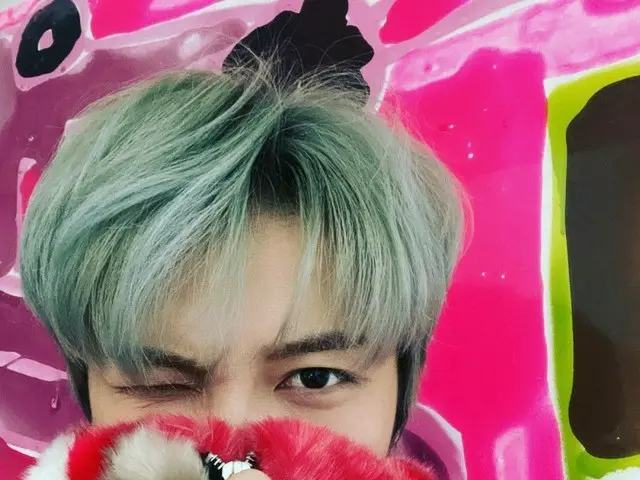 キム・ジェジュン、カリスマあふれるウィンクと鮮やかなビジュアル