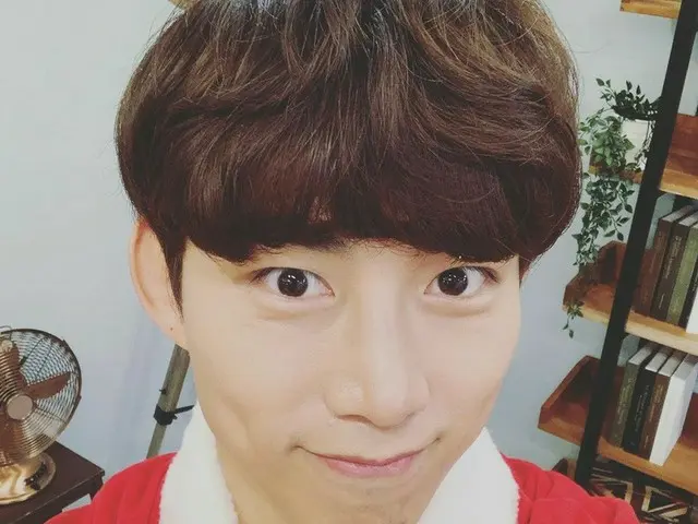「2PM」テギョン、クリスマスイブにやってきたサンタ...“セルフィーは本当に大変”