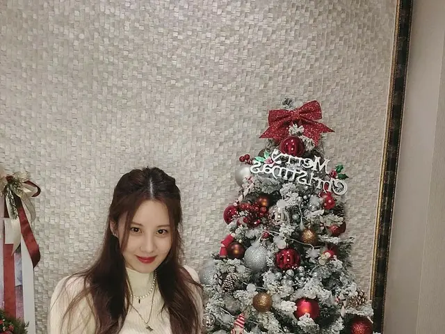 「少女時代」ソヒョン、クリスマスツリーの隣で清純な美貌