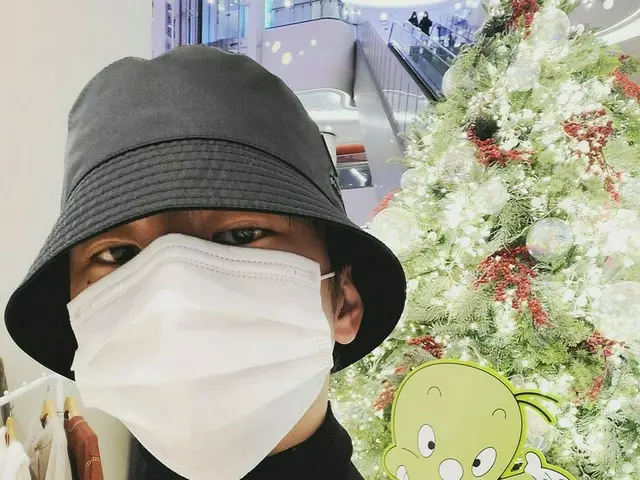 ソ・イングク、赤ちゃん恐竜ドゥーリーと一緒にメリークリスマス…眼差しだけでもイケメンオーラ発散