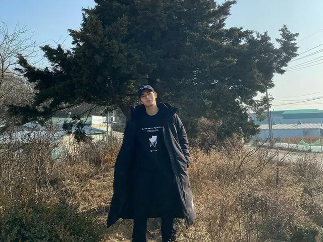キム・ドンジュン、黒のダウンコートでシックな魅力…“寒いけど汗が出る撮影現場”