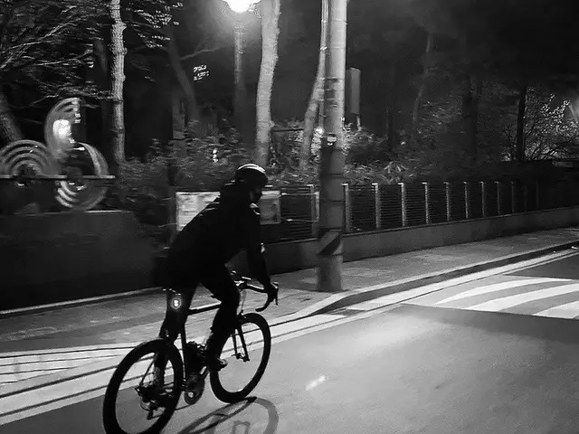 俳優キム・スヒョン、自転車に乗るシルエットだけでもカッコいい